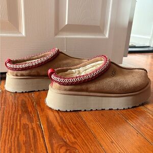 UGG Women’s Tazz Platform Suede Shearling Lined Slip-On Clog - Chestnut